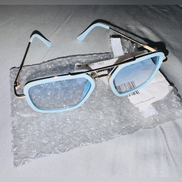 Free People Luna Classic Aviator Sunglasses ☁️ Cloud Blue 🩵 NWOT Sold Out Color - Picture 5 of 7